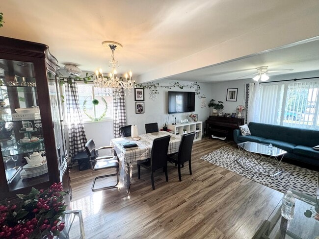 Building Photo - 4644 Broadhurst Dr