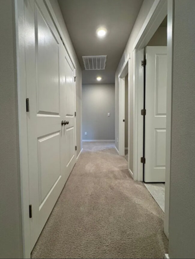 Building Photo - Stylish 4 bed/2.5 bath house