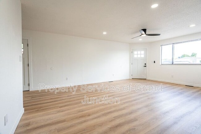 Building Photo - 3238-D 1/4 D 1/4 Rd
