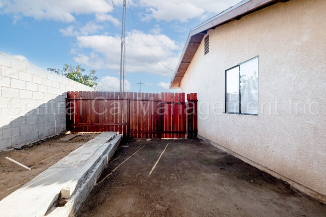 Building Photo - 2 Bedroom/1 Bath Home - $1495 Per Month