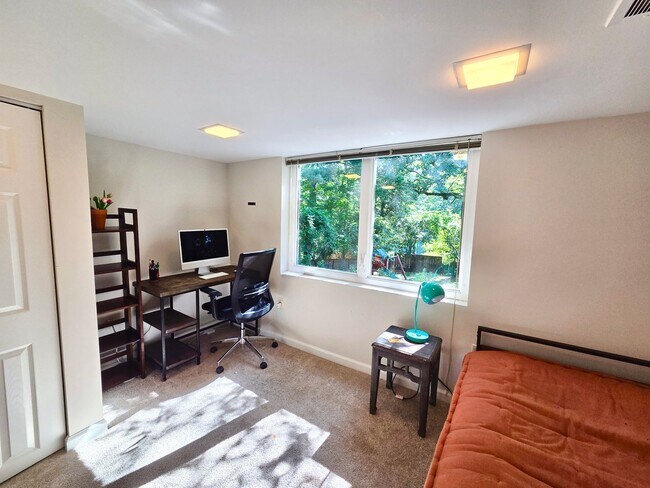 Building Photo - Lovely 4 BR/2 BA Single-Family Home in Sil...