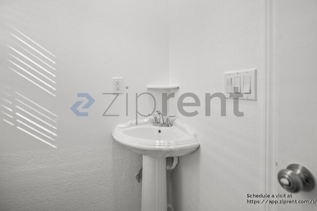 Building Photo - 207 Barcelona Dr