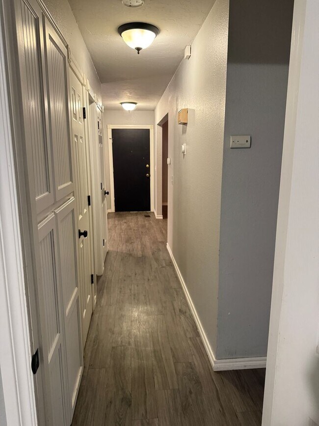 Building Photo - Charming Corner-Lot Duplex in the Heart of Yukon – Available Now!