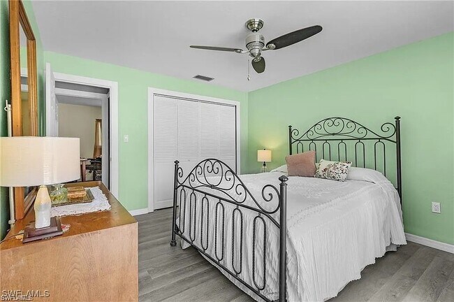 Building Photo - 409 SW 44th St