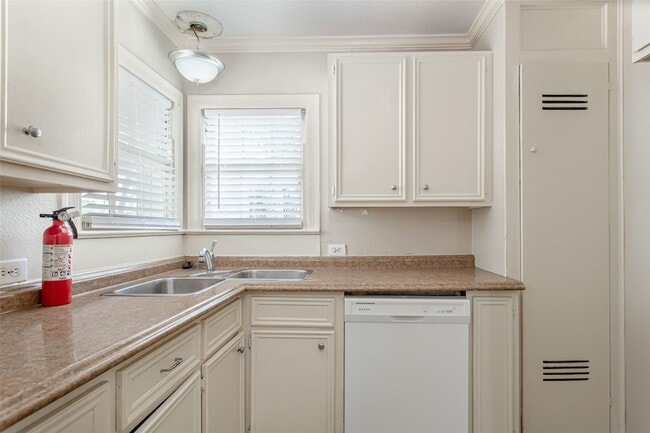 Building Photo - 3515 Fairview Ave