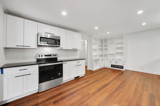 Building Photo - 3407 Batavia St