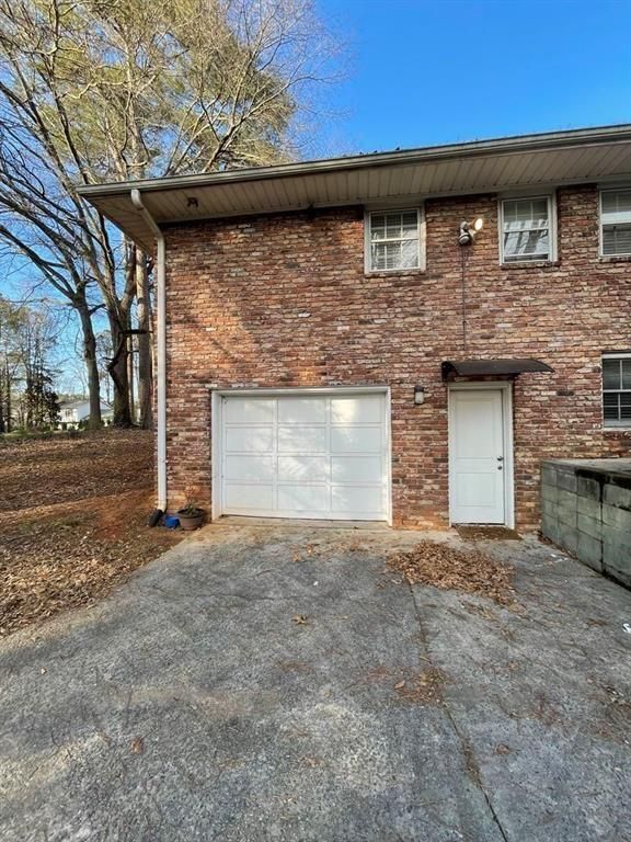 Building Photo - 2106 Pawnee Dr SE