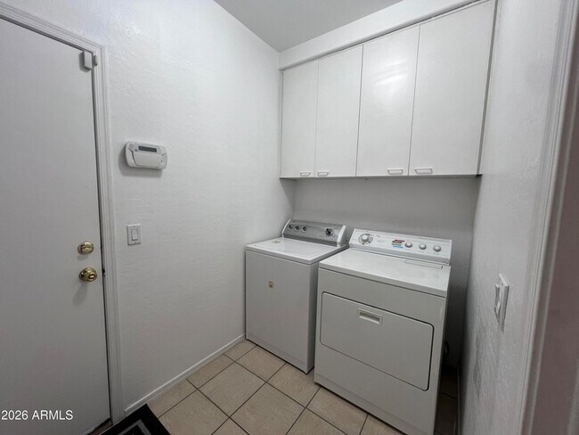Building Photo - 218 E Sunburst Ln