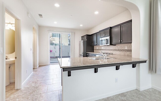 Building Photo - Clovis Loma Vista  3 Bedroom/2.5 Bath Home For Lease