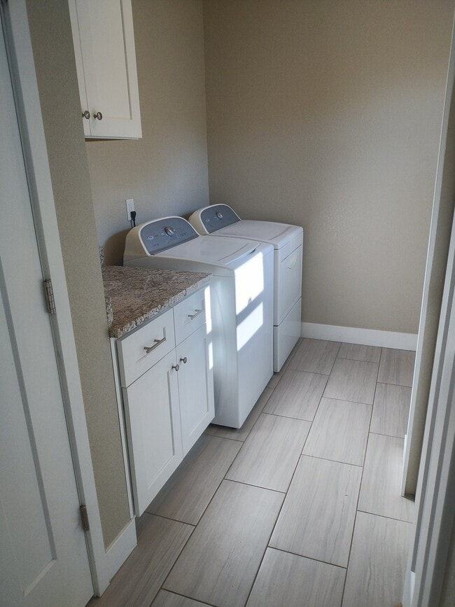 Building Photo - 208 Custer Ave