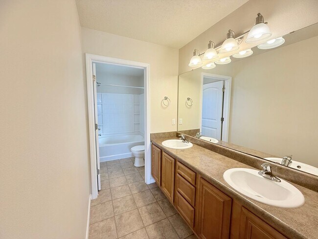 Building Photo - 5009 Makenna Cir