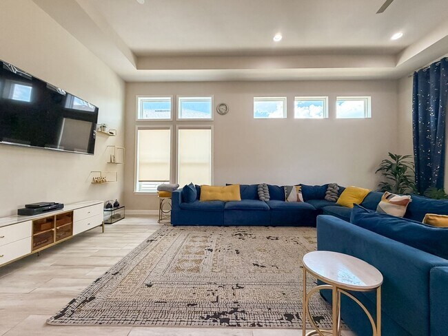 Building Photo - Modern-Luxury 5/3 in Oakmont