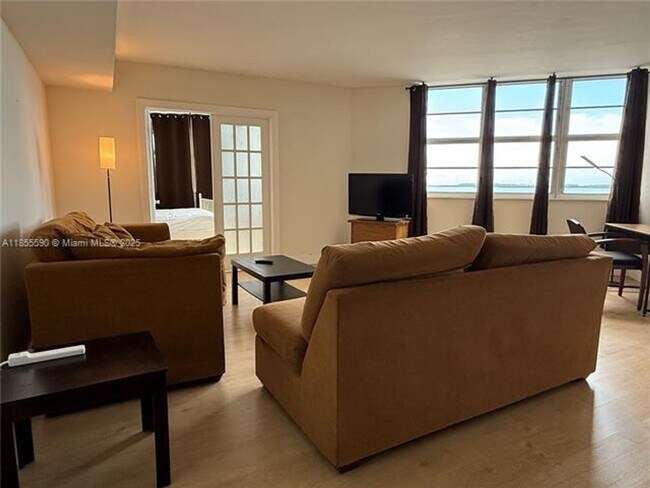 Building Photo - 999 Brickell Bay Dr