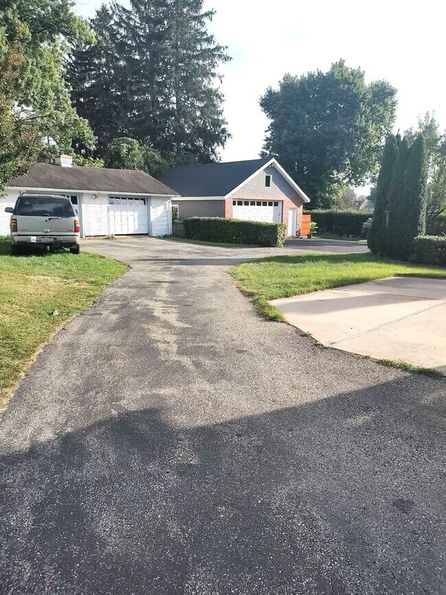Building Photo - Incredible 3-Bedroom Detached Home in Bryn...