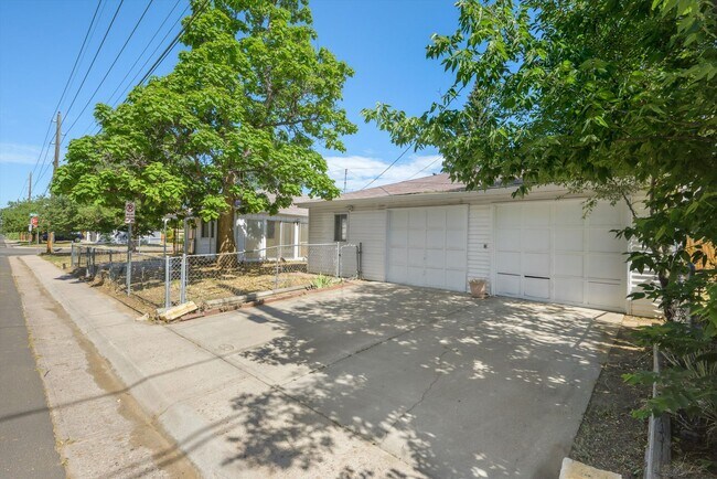 Building Photo - Spacious 3BR Home with Sunroom, Bonus Room & Large Yard