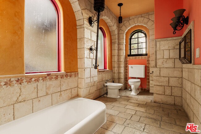 Building Photo - 2002 N Las Palmas Ave