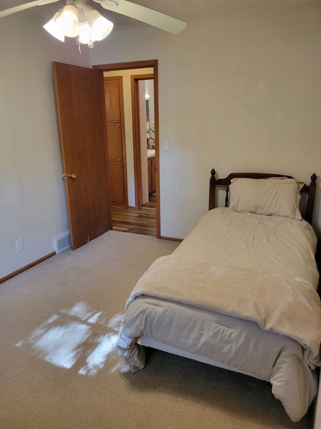 Building Photo - 3 Bedroom Unit
