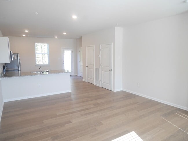 Building Photo - Modern Townhouse in Sassafras Meadows – 2n...