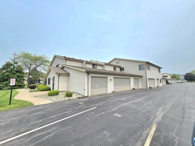 Building Photo - 940 Prairie Dr