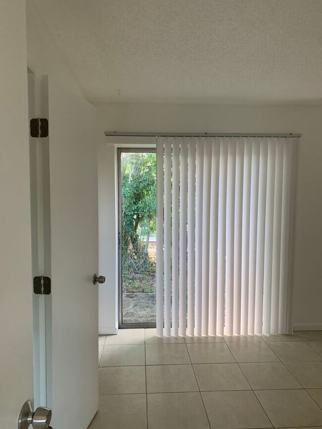 Building Photo - Vero Beach 2 Bedroom 1 Bath