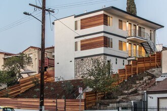 Building Photo - Beautifully updated 1 bed / 1 bath apartment in Echo Park is now available - Includes private par...