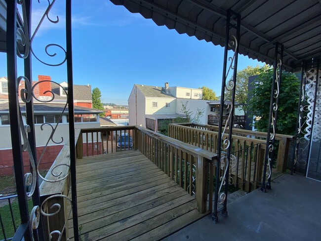 Building Photo - Fully Renovated 2 Bed, 1 Bath w/ Bonus Roo...