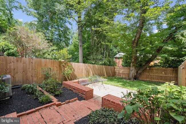 Building Photo - 214 James Thurber Ct