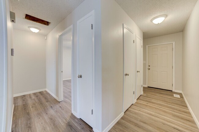 Building Photo - Newly renovated 3 bed / 2 Bath in Tulsa! Available Mid June!