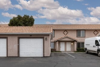 Building Photo - 3 bed / 2.5 bath / 1 car garage townhome with community pool