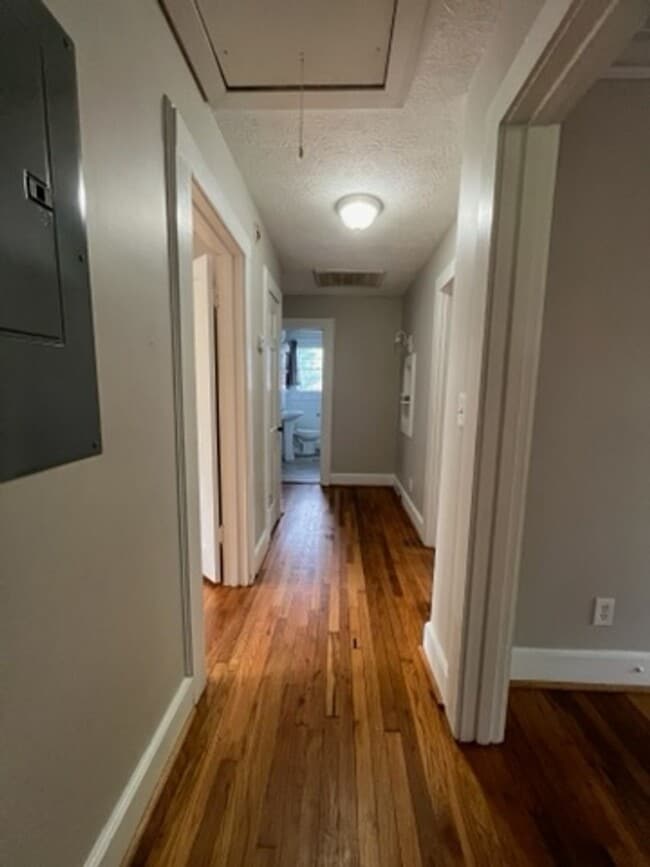 Building Photo - Adorable 3 Bedroom/2 Bath Home located in ...
