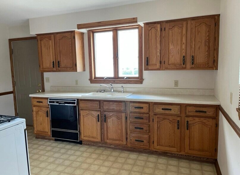 Building Photo - 5203 W Ridge Rd