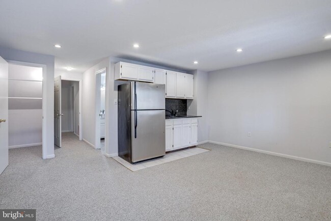 Building Photo - 5809 Waterdale Ct