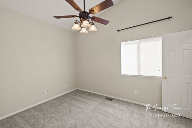 Building Photo - Spacious Ranch-Style 5-Bedroom in The Heig...