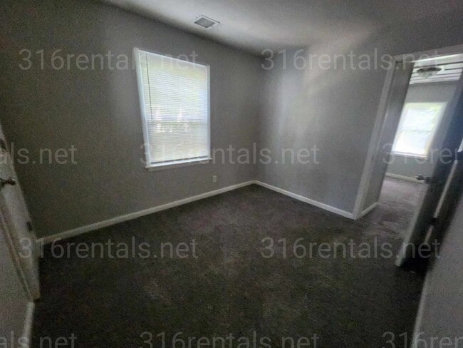 Building Photo - $1095 - 3 bedroom / 1 bathroom - Single Fa...