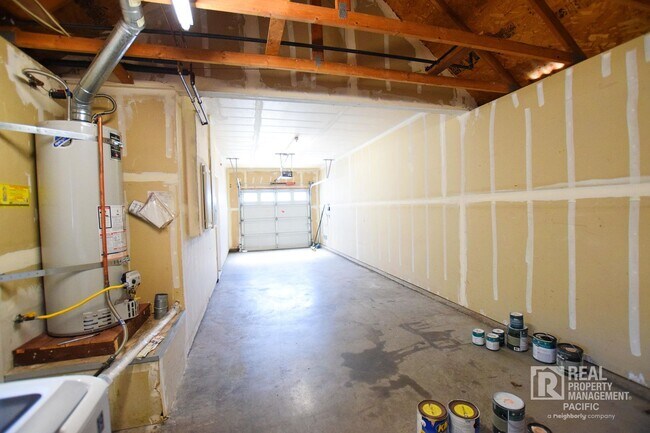 Building Photo - Newly Renovated 4 Bedroom with Parking