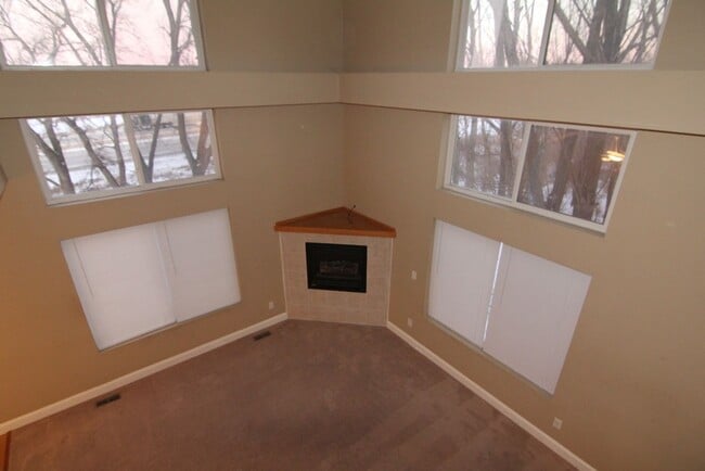 Building Photo - Beautifully Renovated Large 4 bedroom Dupl...
