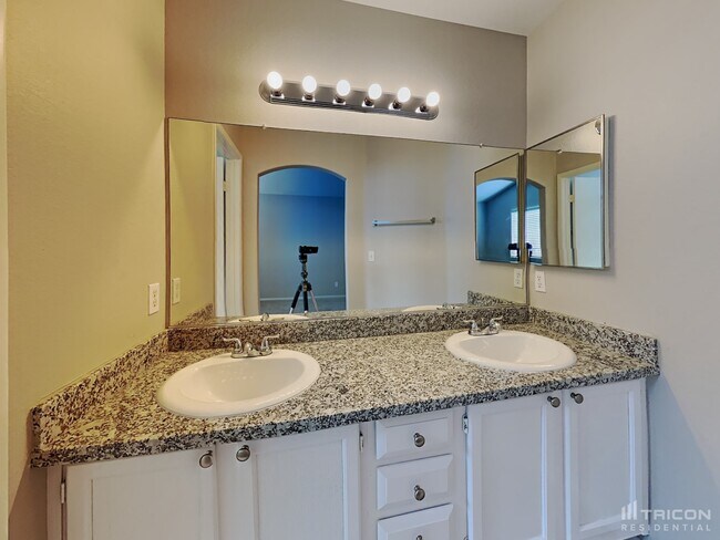 Building Photo - 2704 Purple Root Dr