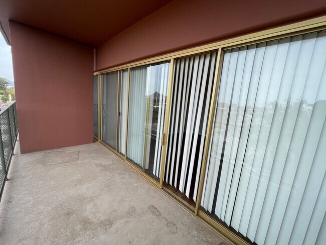 Building Photo - Studio in the Heart of Phoenix!