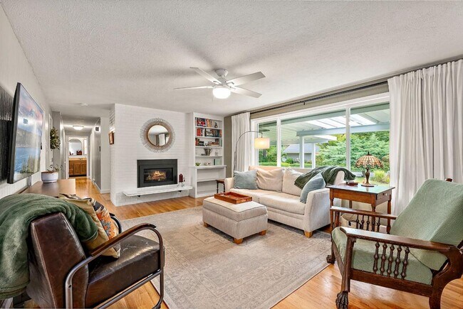 Building Photo - Spacious 4 Bed Lakewood Home w/ 2 Kitchens...