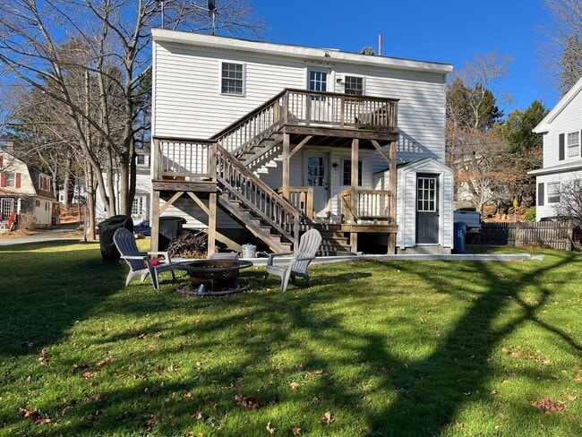 Building Photo - Rosemont Updated 2 Bedroom Unit