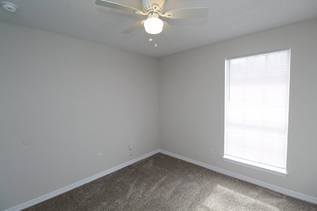 Building Photo - Southwest Pensacola Home – 3 Bedrooms, Gar...