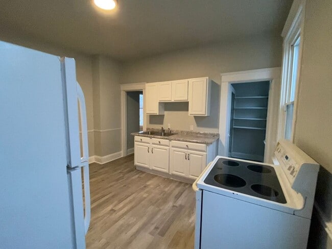 Building Photo - CENTRALLY LOCATED 6 BEDROOM 2 BATH OVER 2200 SQ FT!