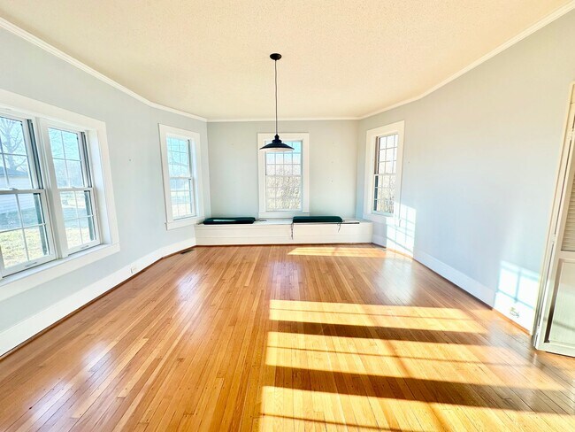 Building Photo - 243 Love St