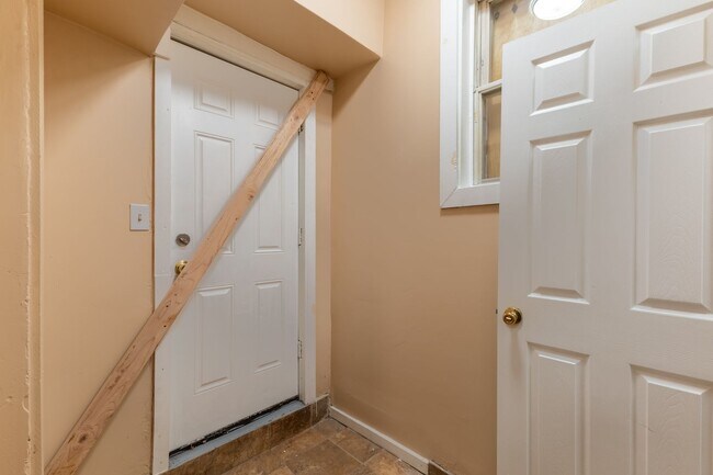 Building Photo - Recently renovated 1 bedroom, 1 bathroom a...