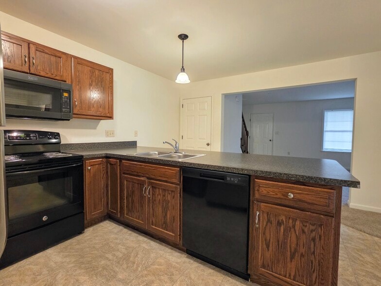 Building Photo - 14 Gable Dr