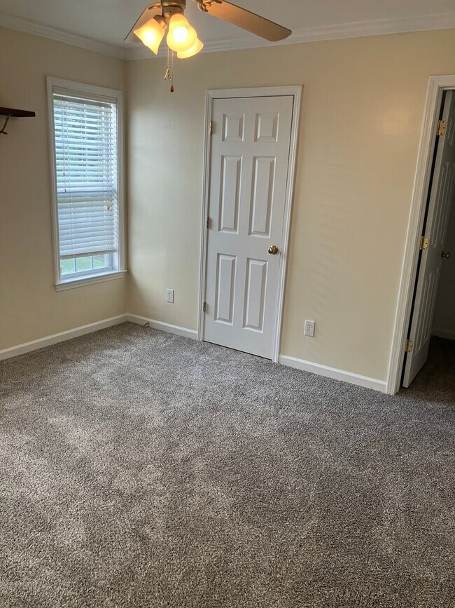 Building Photo - Single level 3BR with Garage - Reedy Fork!