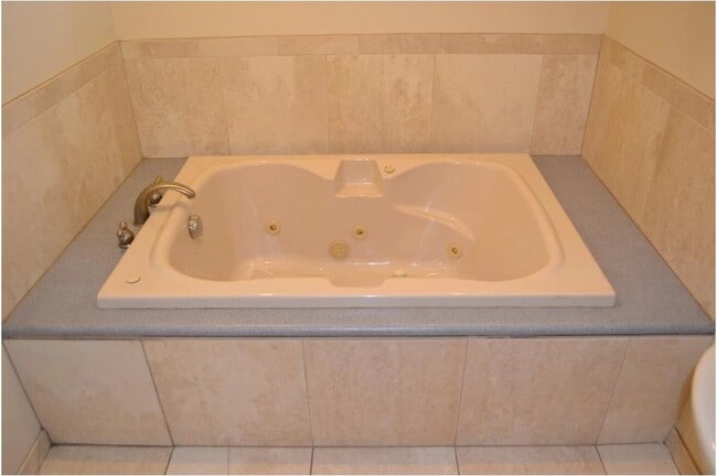 Jacuzzi - LL - 1003 21st Ave SE