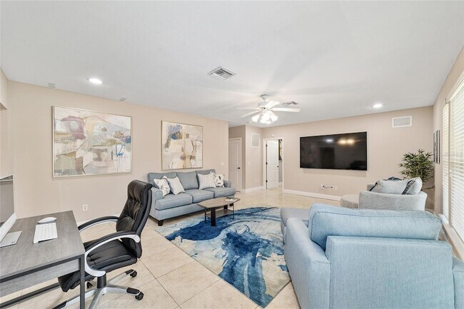 Building Photo - 1706 SW 27th St