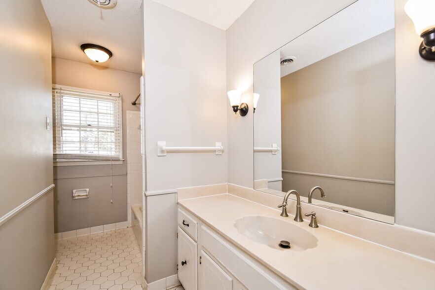 Building Photo - 1790 Malabar Dr