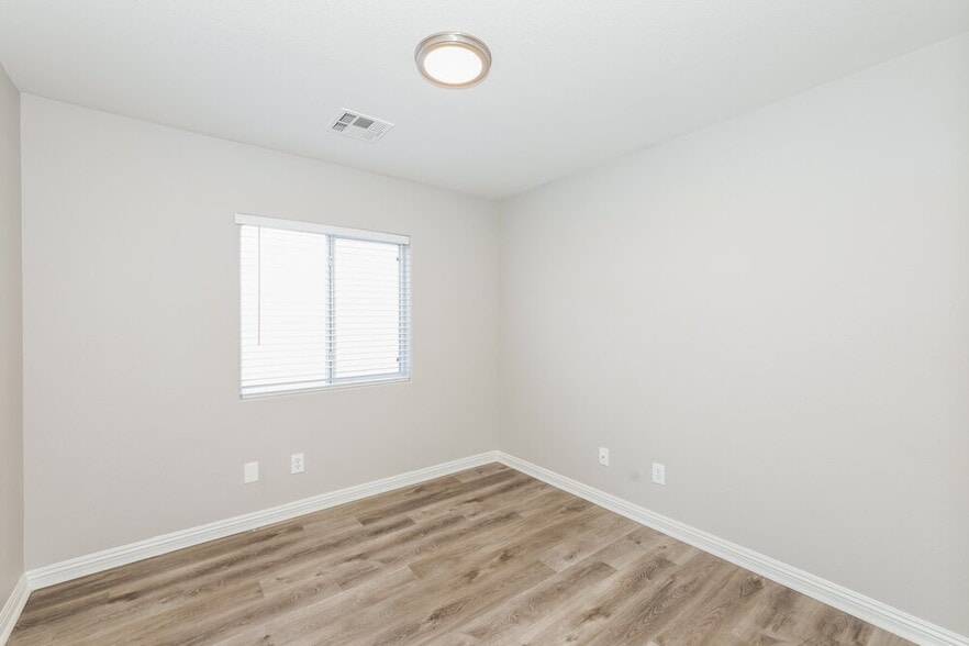 Building Photo - 5084 Tunnel Falls Dr